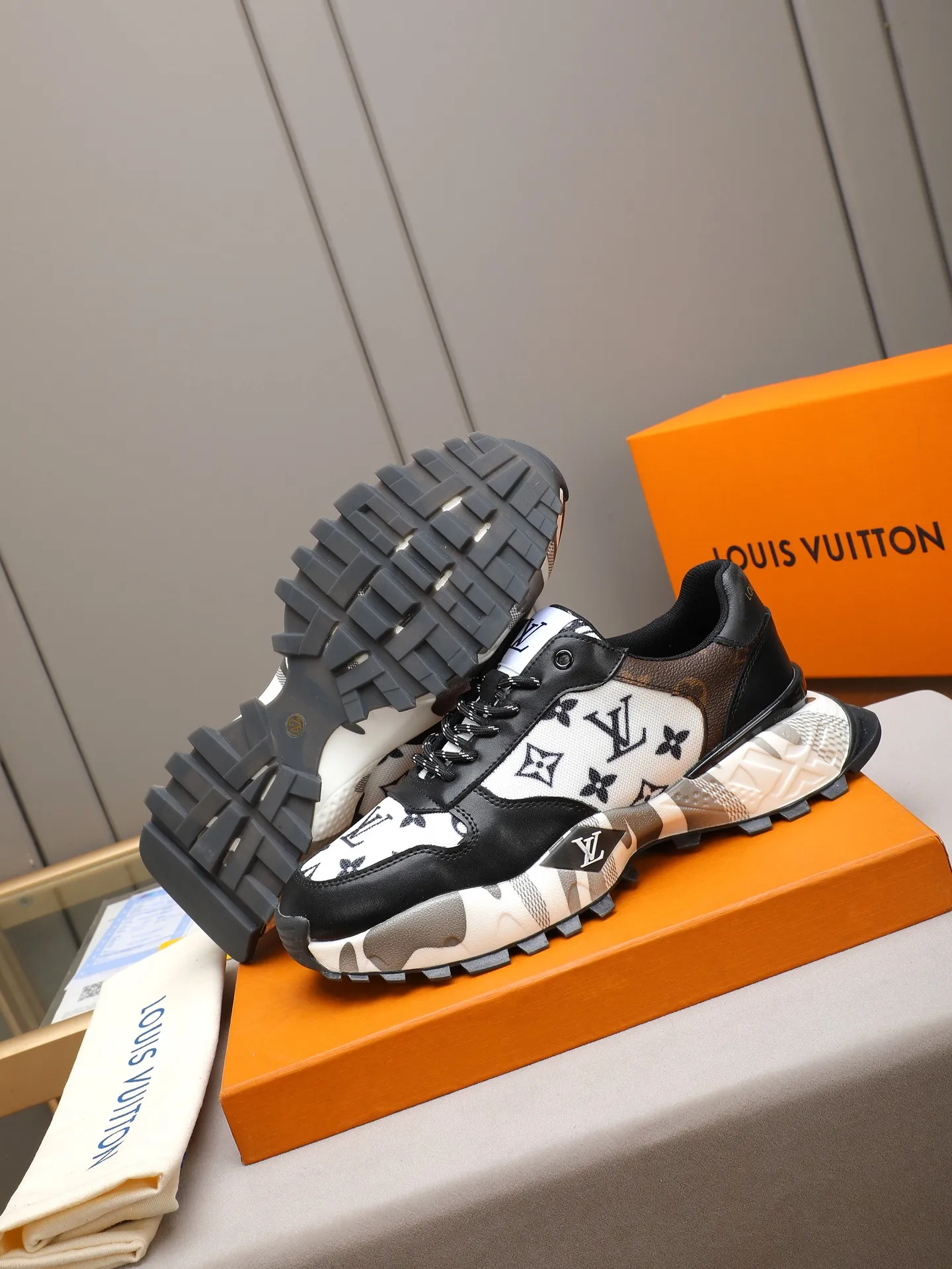 Men's shoes 💰440 [LV] Casual sports shoes, breathable and comfortable, easy to walk, a versatile style for trendy men, Versace special materials and calfskin ➕ breathable mesh lining ➕ popular printed outsole, sports and running style, super comfortable. Code number 38-44 (45 customized)